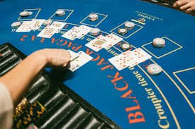 Pengguna bermain live casino dengan pengalaman interaktif di perangkat smartphone